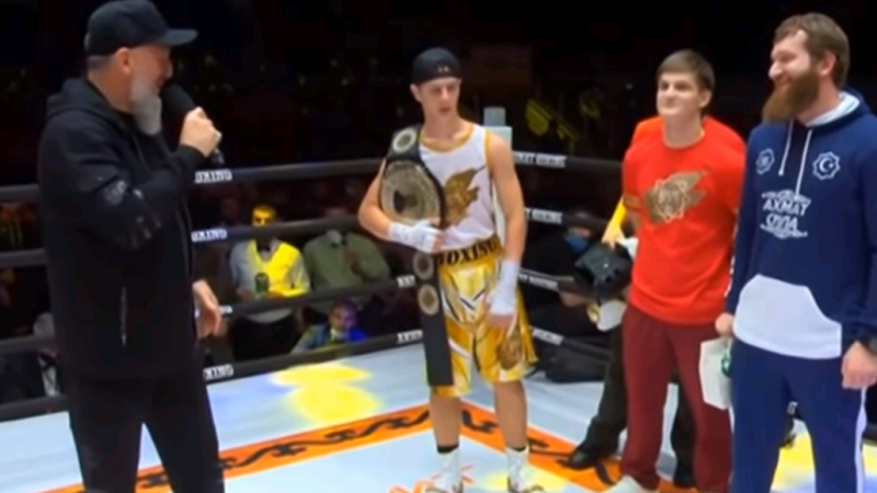Сына Кадырова наградили чемпионским поясом за победу. Ринг-анонсер назвал его Мухаммед Али