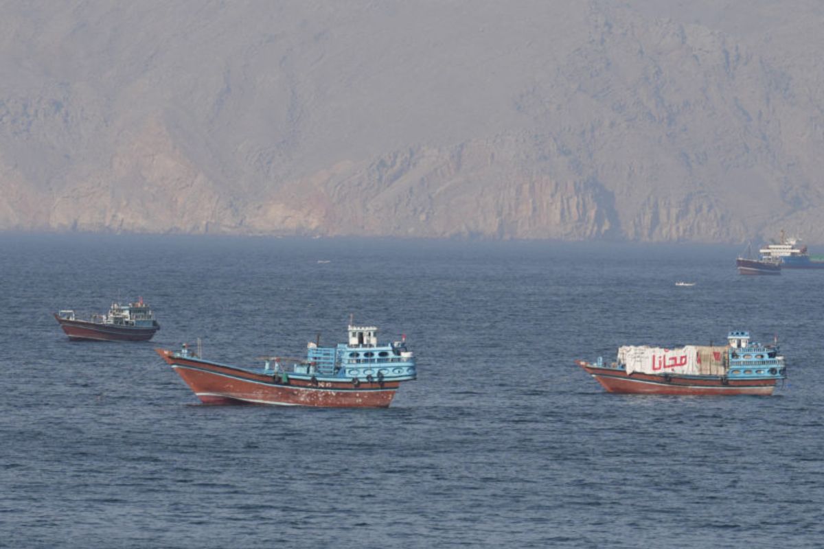 Иран впервые получил доход от прохода судов через Ормузский пролив