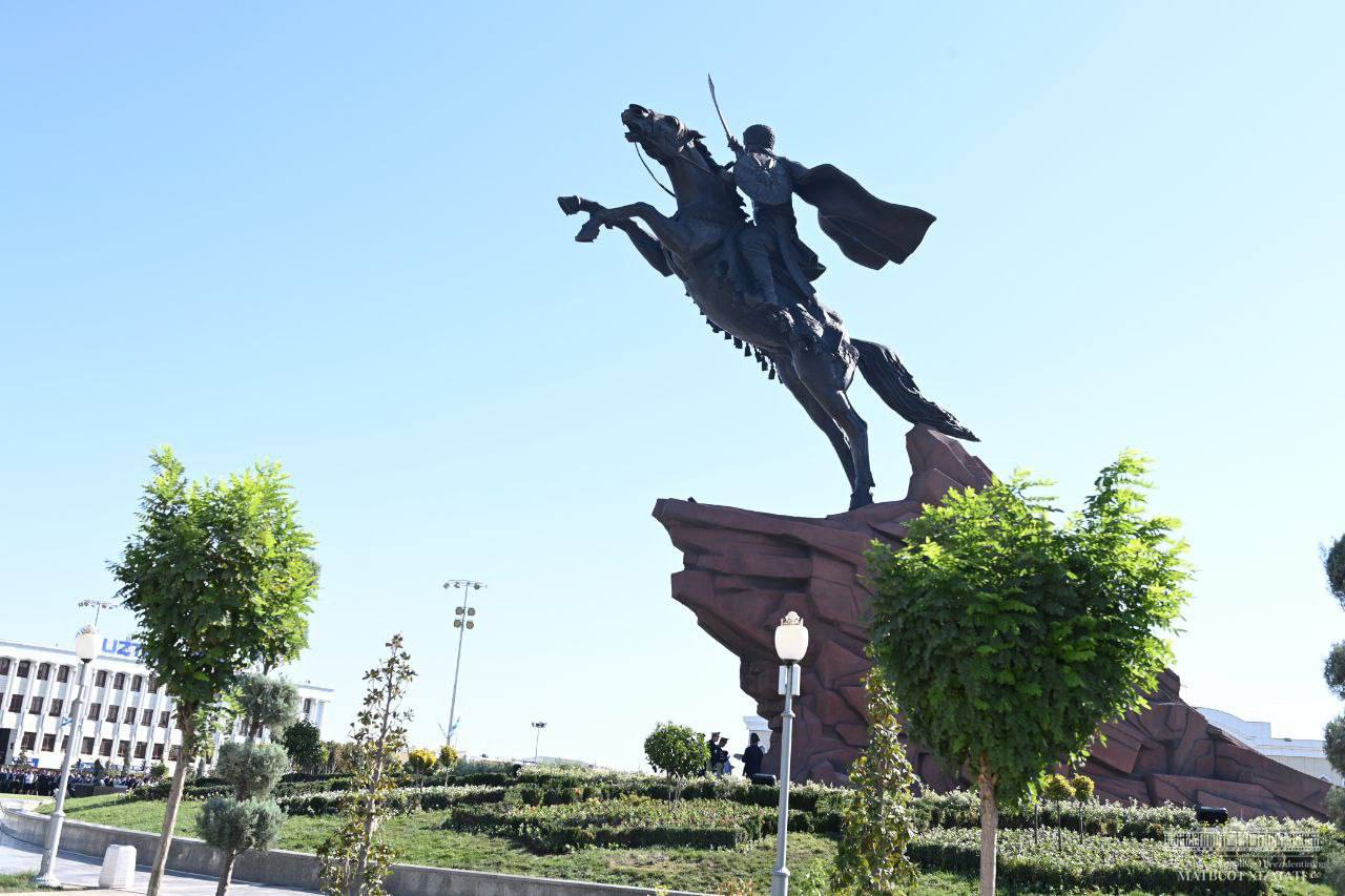 Президент открыл памятник Джалолиддину Мангуберды в Ургенче — фото