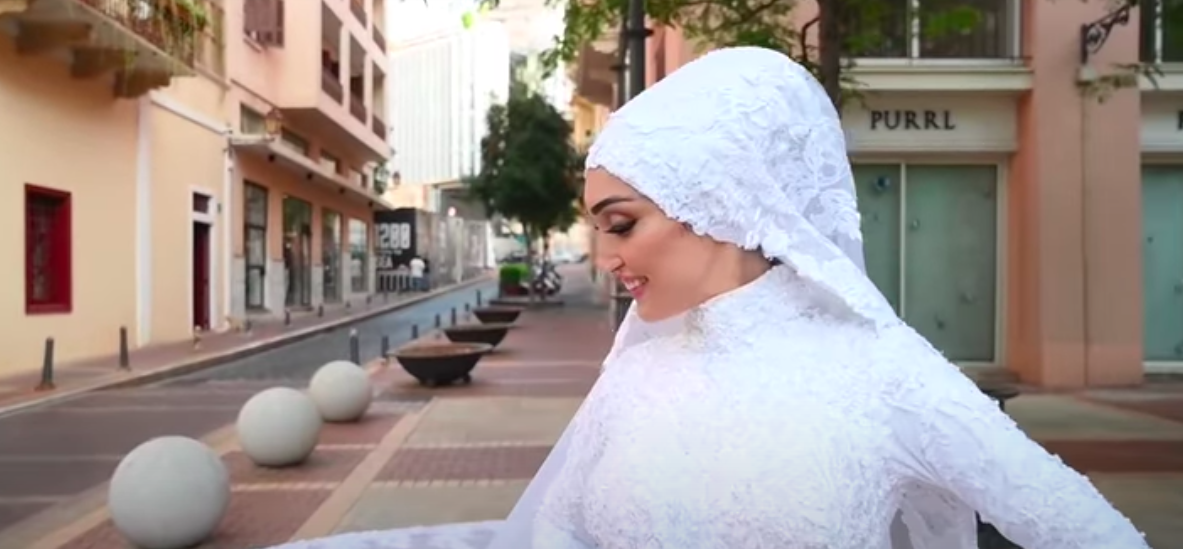 Опубликовано видео невесты за пару секунд до взрыва в Бейруте