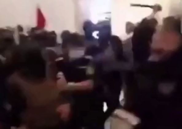 В Багдаде протестующие напали на здание правительства — видео