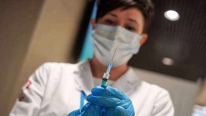 Ученые из Японии сообщили, когда человечество получит вакцину с пожизненной защитой от «короны»
