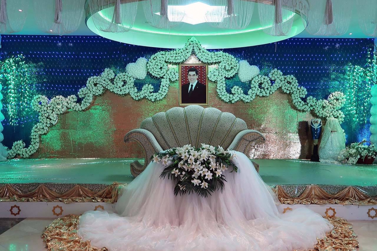 В Туркменистане обязывают молодожен исполнять первый танец под песню президента страны