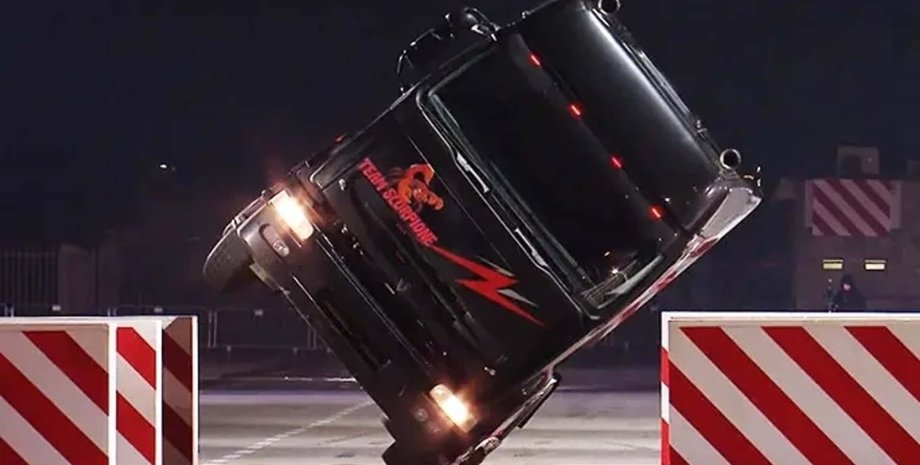 Водитель грузовика установил необычный рекорд Гиннеса (видео)