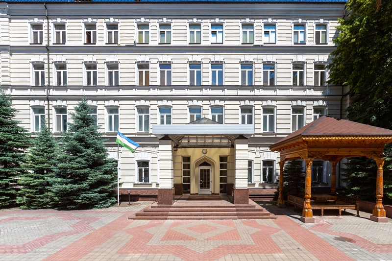 Посольство Узбекистана в Украине призвало граждан покинуть страну