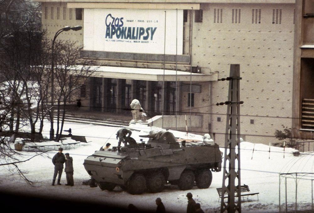 Polshadagi ish tashlashlar va mahalliy tartibsizliklar ortidan sodir bo'lgan politsiya va aholi o'rtasidagi to'qnashuvlardan keyingi holat. 1981-yil, dekabr<br>