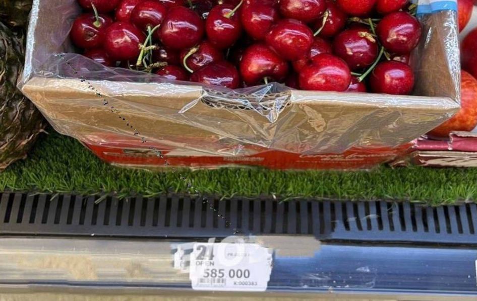 В супермаркетах Ташкента продают черешню почти за 600 тысяч сумов 