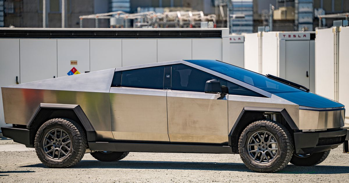 В сети показали первые фото салона Tesla Cybertruck