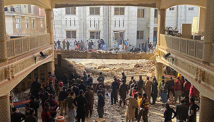 Число погибших при взрыве в мечети в Пакистане выросло до 72