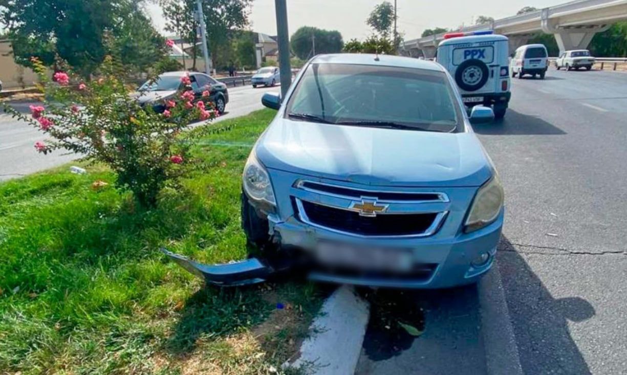 В Ташкенте Cobalt влетел в дерево, водитель погиб на месте