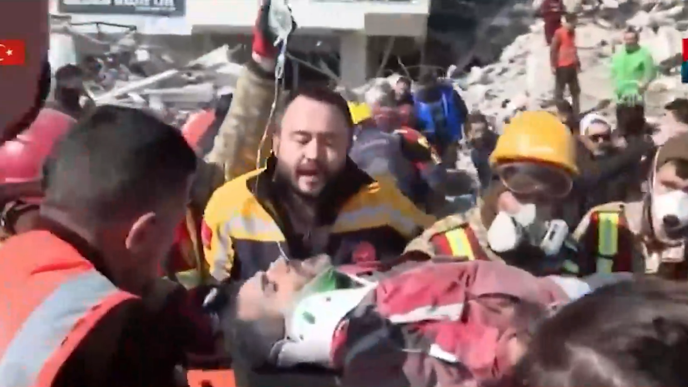 Трех человек спасли спустя 296 часов после землетрясения в Турции (видео)