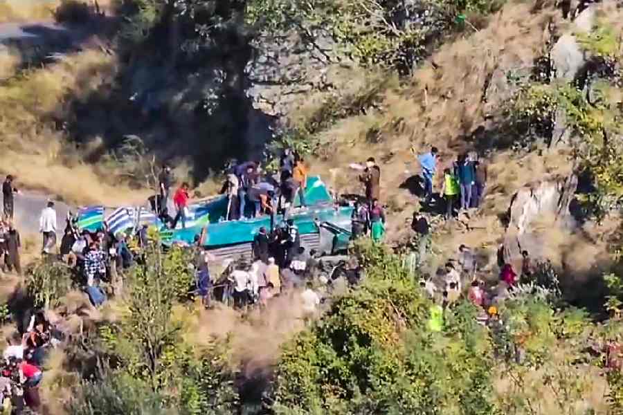 Автобус упал со склона в Индии, погибли почти 40 человек