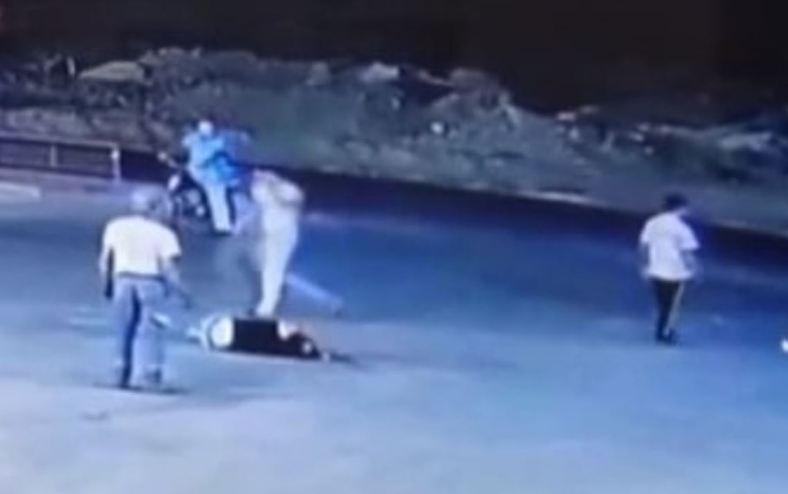 Толпа парней жестко избила спортсмена в Бухаре — видео
