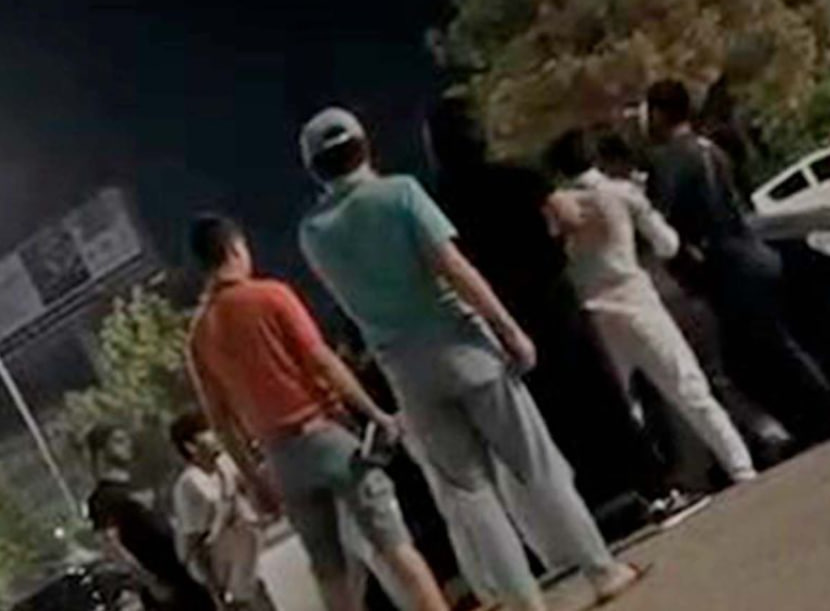 В Ташкенте толпа пыталась насильно усадить парня в Matiz