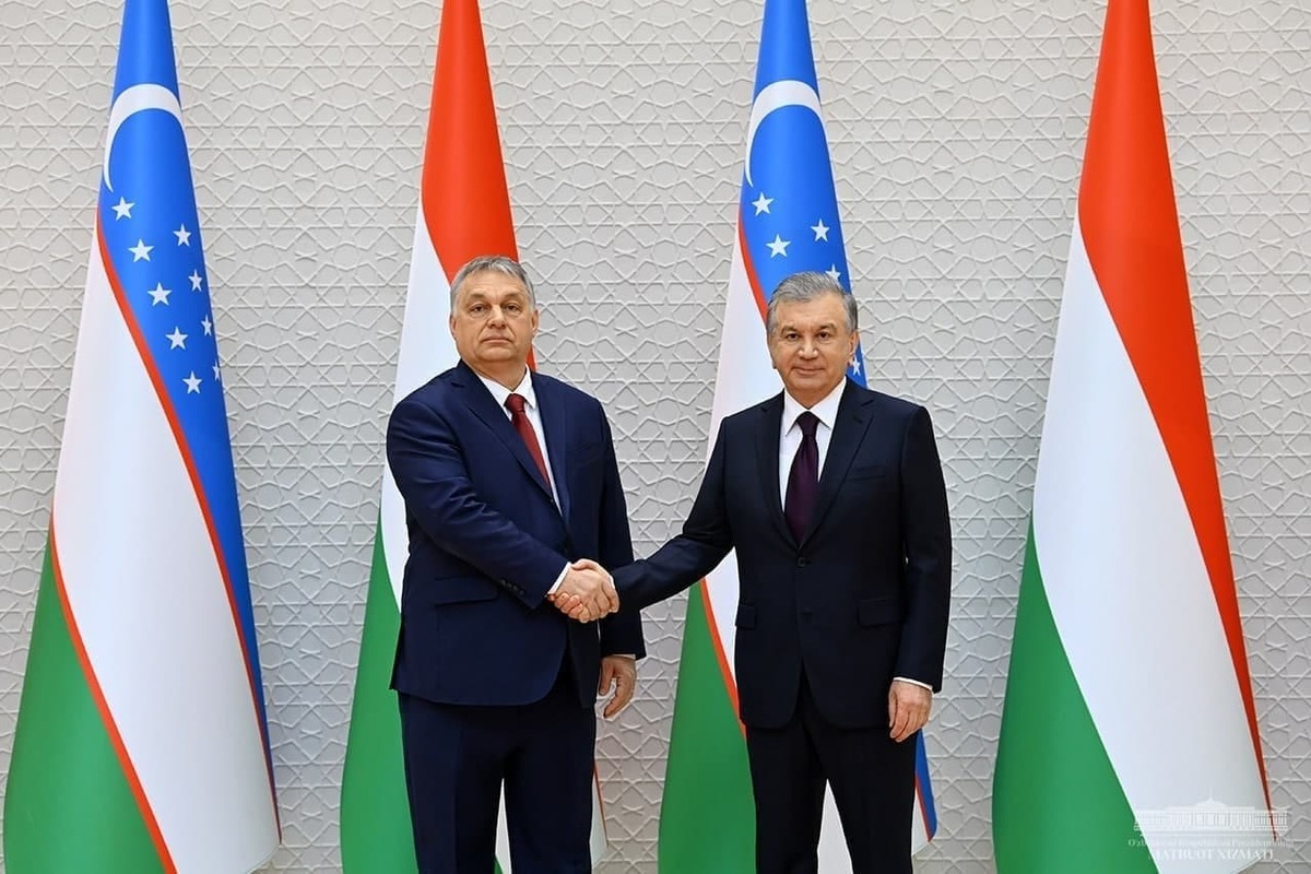 Шавкат Мирзиёев провел телефонный разговор с премьер-министром Венгрии