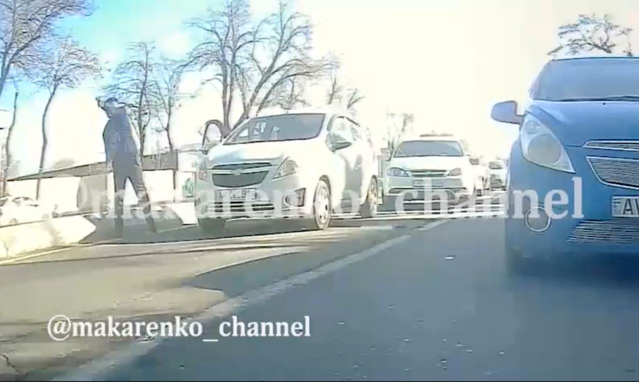 В Ташкенте водитель обстрелял другую машину посреди дороги — видео
