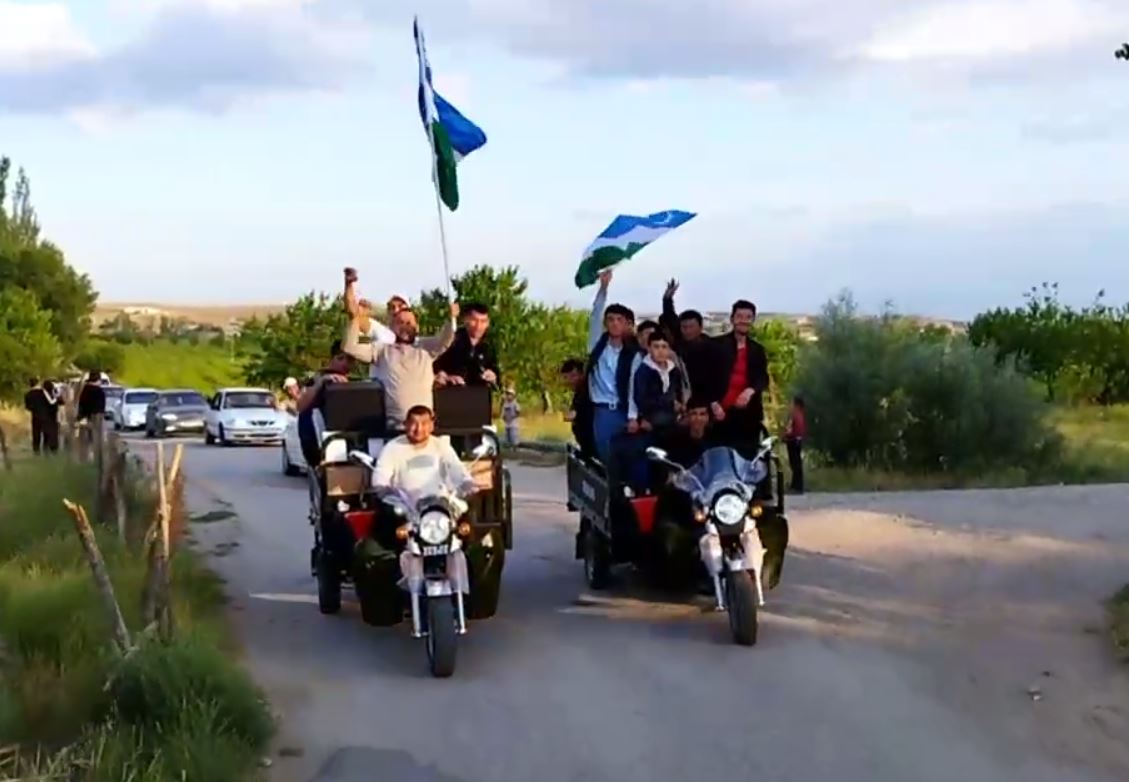 На мотоциклах и с флагами: узбекистанцы начали праздновать победу в Open Budget-2023 (видео)