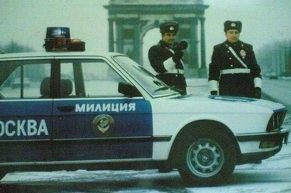 SSSR vaqtlaridagi BMW 5 seriyali E12 politsiya mashinasi. 1983-yil<br>