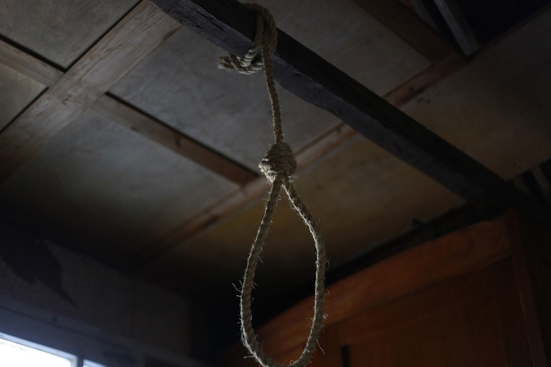В Навои гражданин покончил жизнь самоубийством, племянник покойного утверждает, что его убили: прокуратура прокомментировала данный инцидент