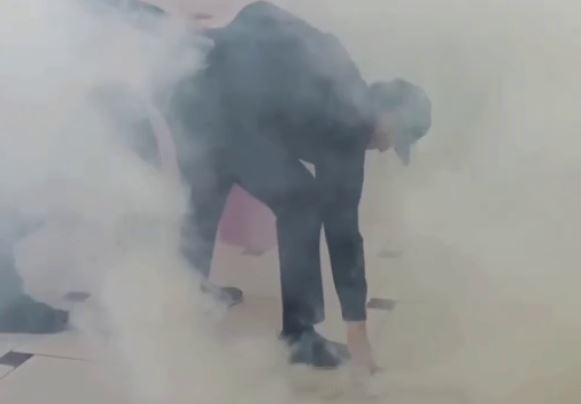 В одной из школ Ташкента зажгли «дымовушку» в столовой