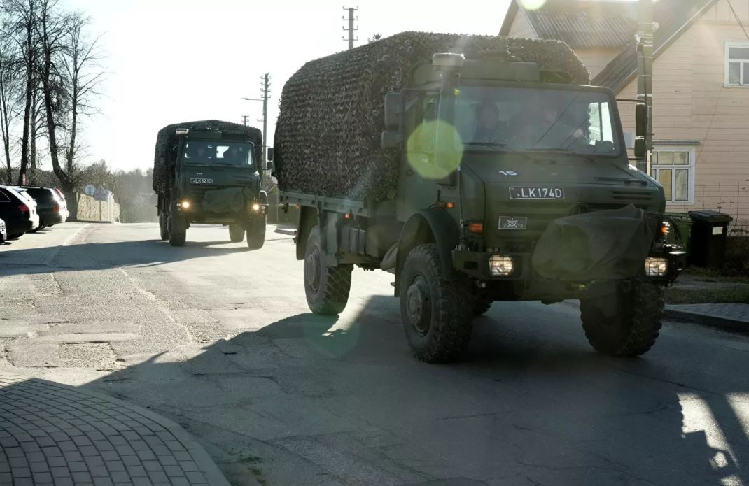 Соседние с Беларусью страны стягивают военную технику к границе
