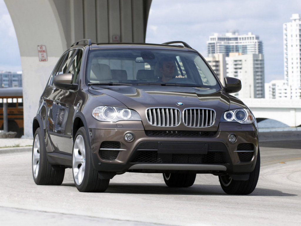 Первые изображение обновленного BMW X5
