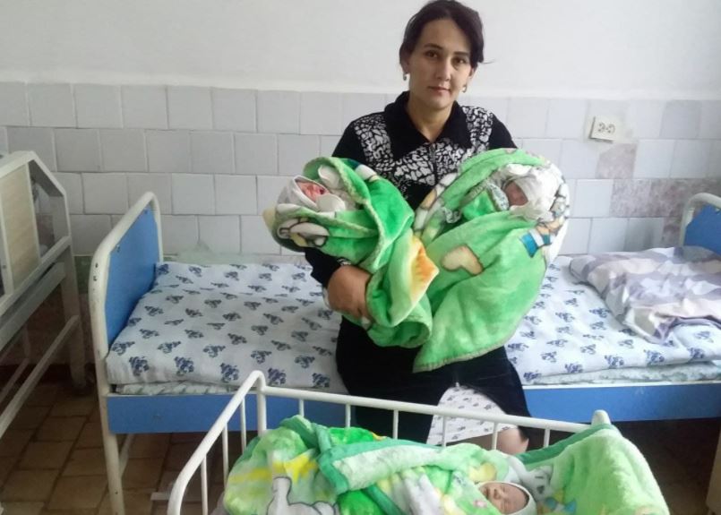 Жительница Карши родила тройняшек: детей назвали в честь президента Узбекистана