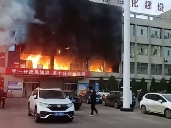 В Китае произошел крупный пожар на предприятии: погибли более 10 человек