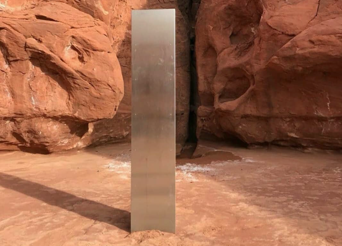 В пустыне штата Юта обнаружили загадочный металлический монолит