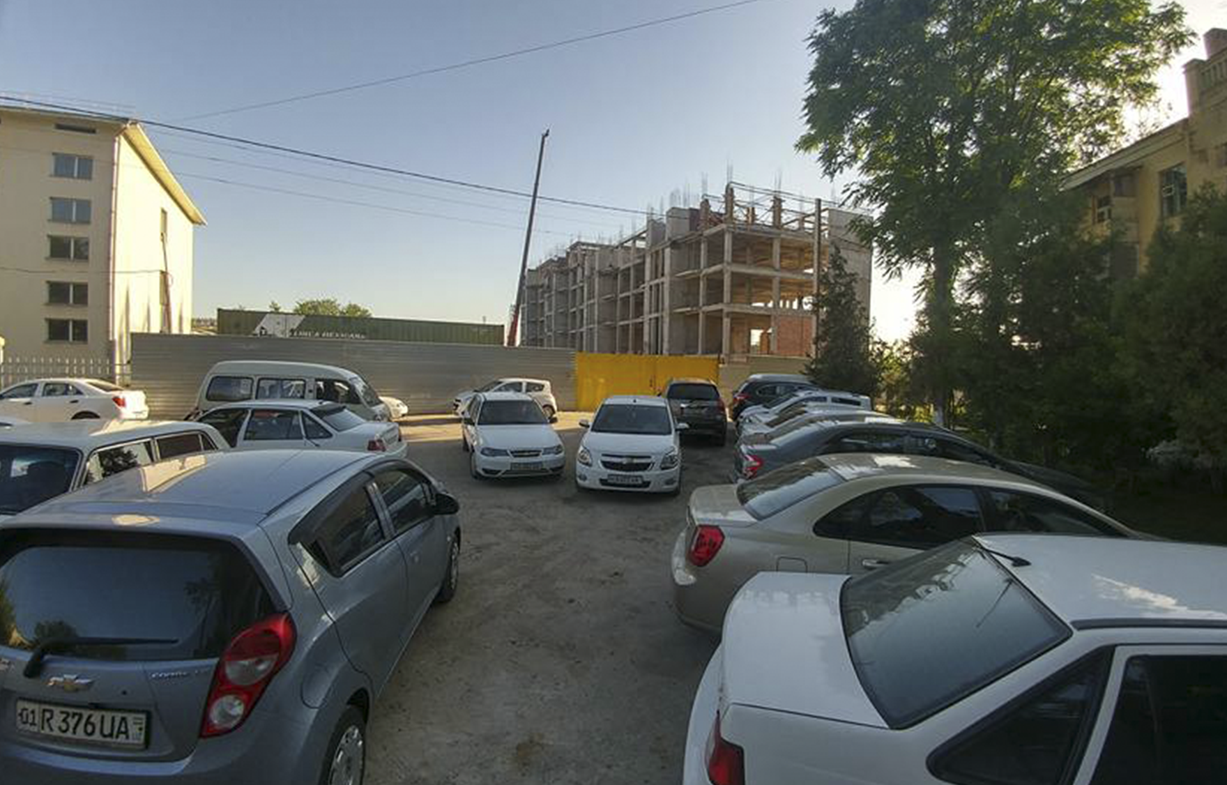 Какова стоимость налога за парковку перед многоквартирными домами в Узбекистане?