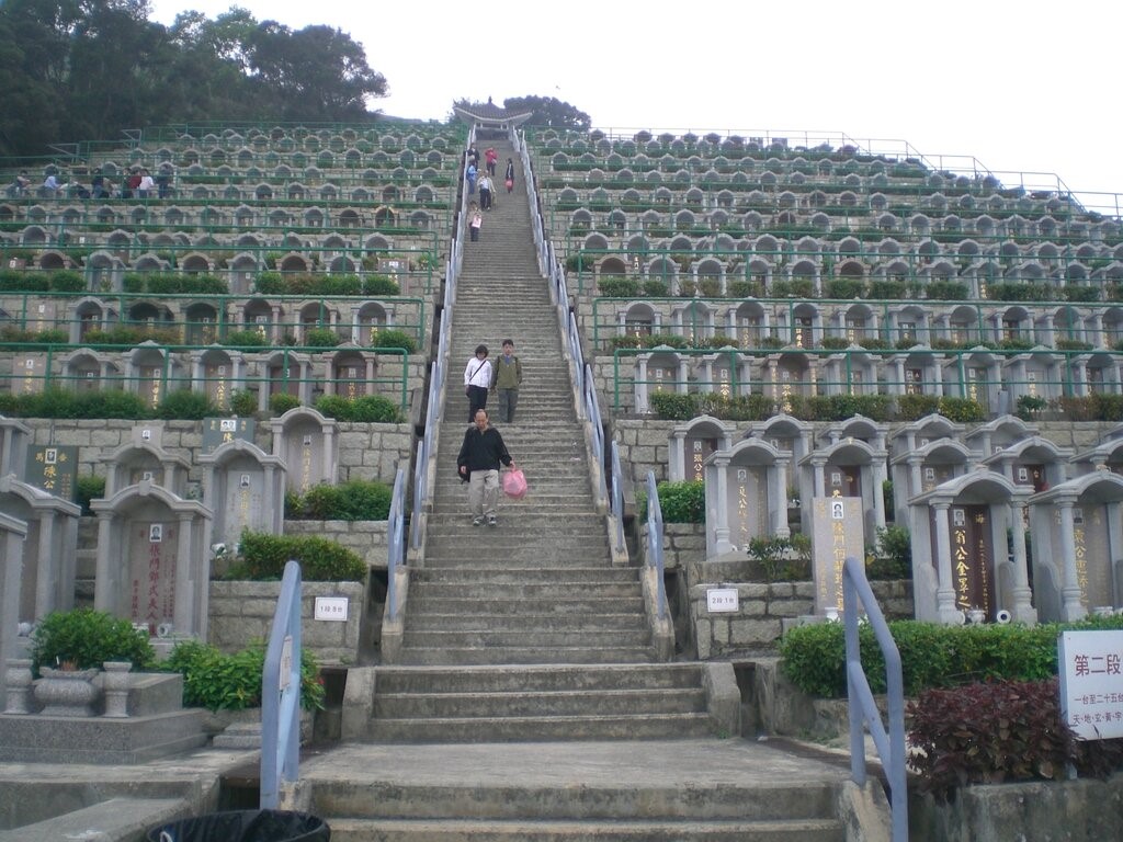 В Китае пожилых туристов вместо экскурсии отвезли на кладбище