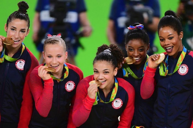 Спортсменов на Олимпиаде призвали не кусать медали