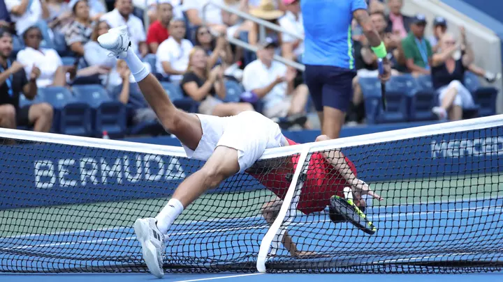 Немецкий теннисист налетел на сетку на US Open и перевалился через нее - видео