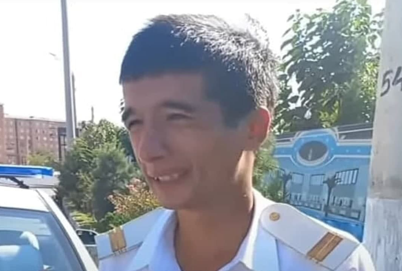 В Ташкенте сотрудник ГАИ уснул в служебное время – видео