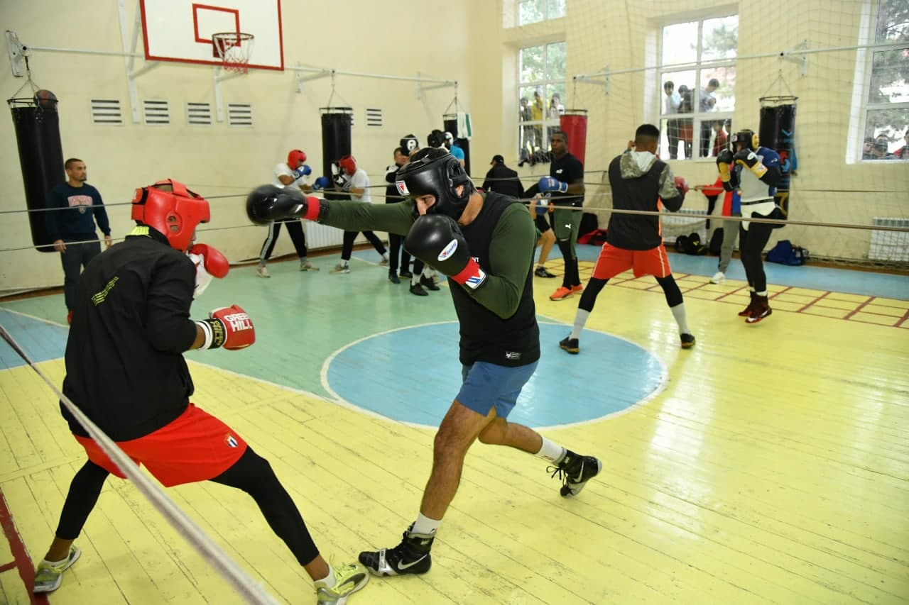 Прошли первые спарринг-бои между боксерами из Узбекистана и Кубы - фото