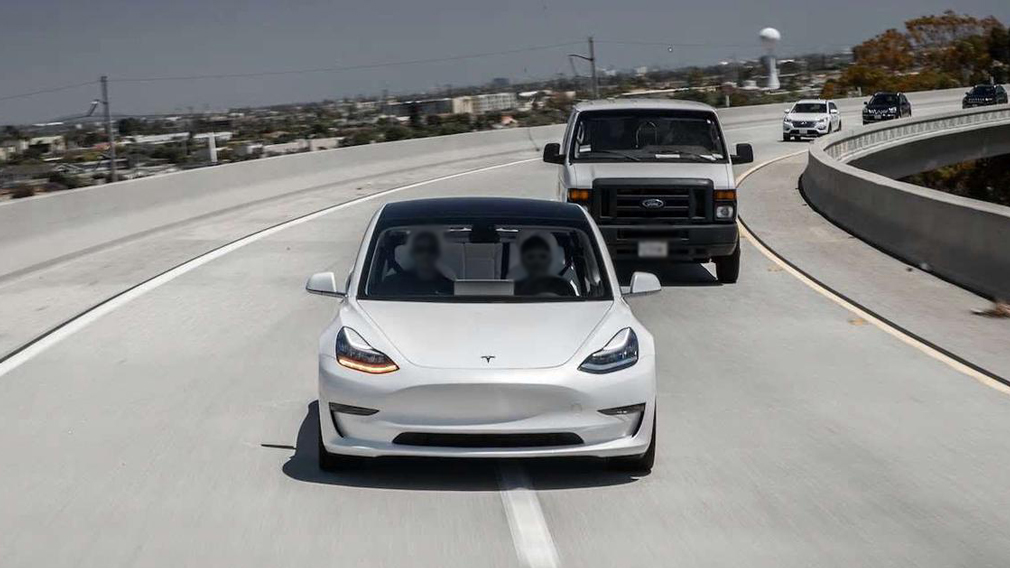 Автопилот Tesla в ближайшем будущем научится сам маневрировать в опасной ситуации