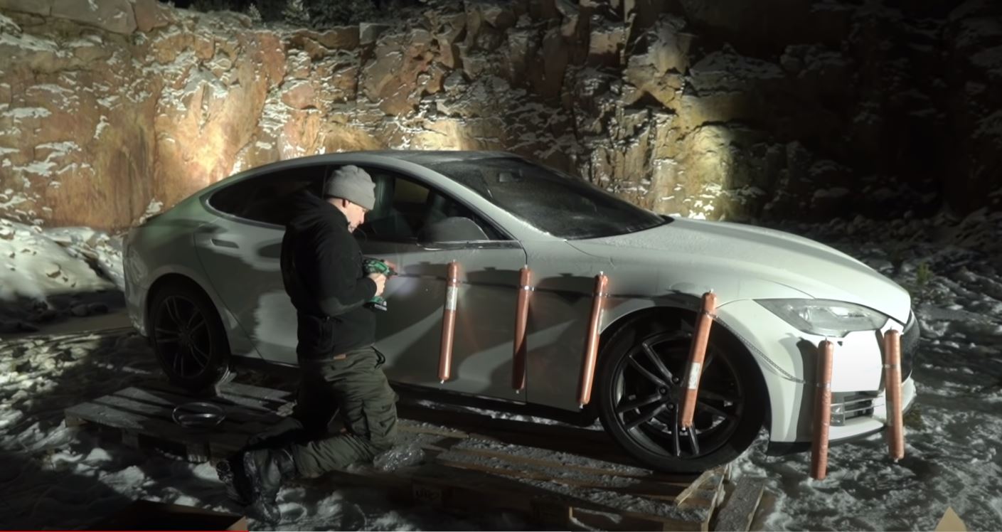 Обозленный владелец Tesla в Финляндии взорвал свою машину после того, как услышал стоимость ремонта - видео