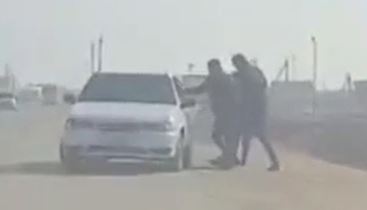 В Каракалпакстане трое мужчин подозреваются в похищении девушки для женитьбы — видео