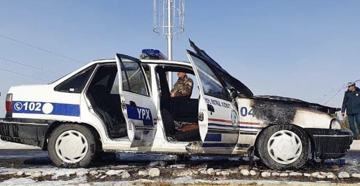 В Наманганской области сгорела машина инспекторов ДПС