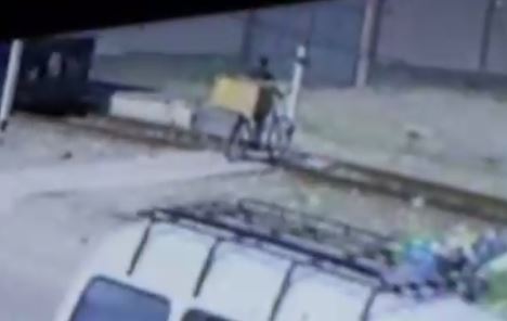 Под Ташкентом два человека погибли от наезда поезда — видео