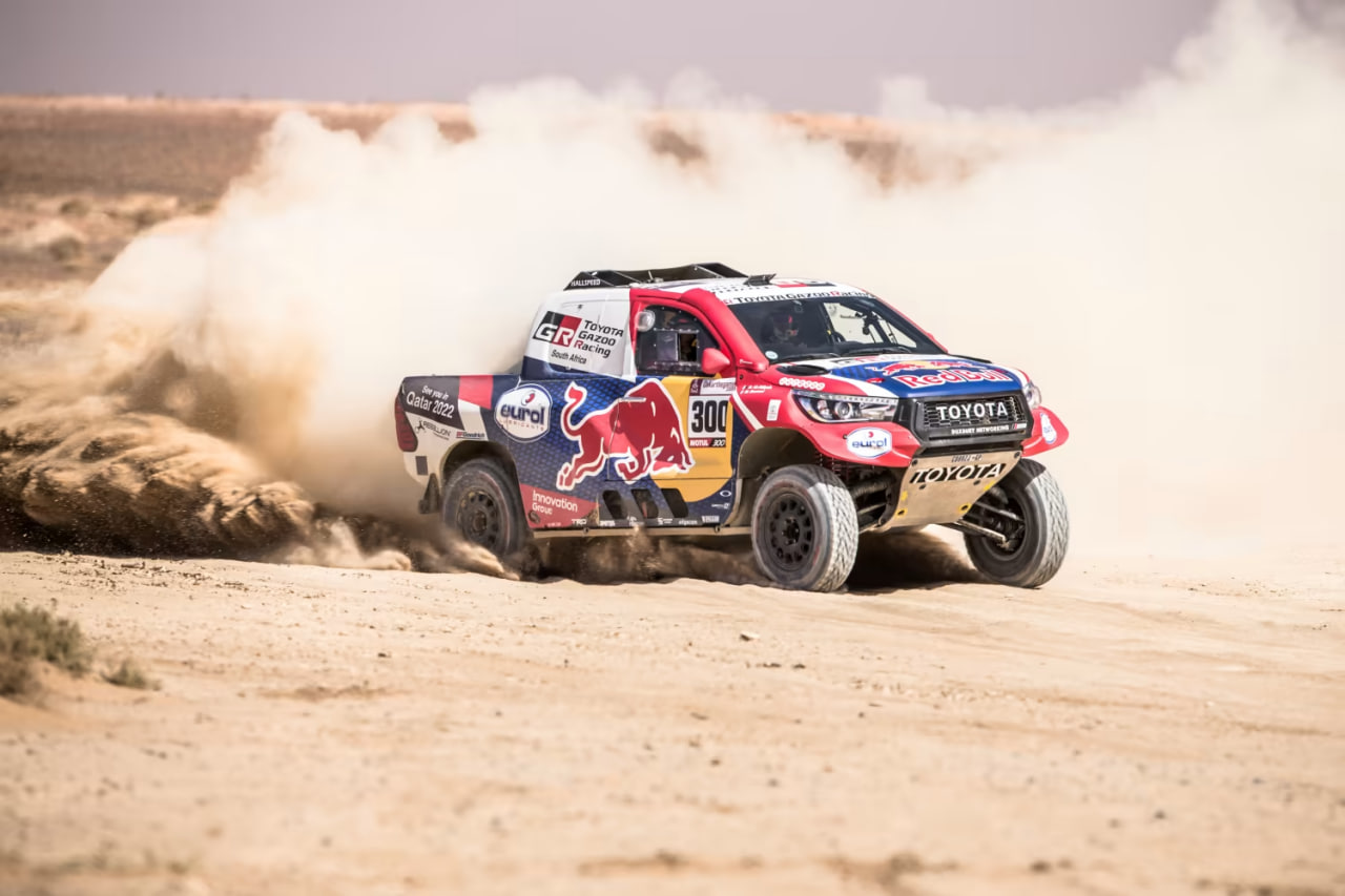 В гонке столкнулись дакаровский пикап Toyota Hilux против Land Cruiser 300