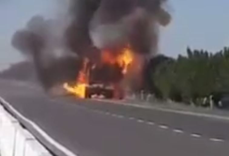 На трассе в Самарканде загорелся грузовик Shacman (видео)