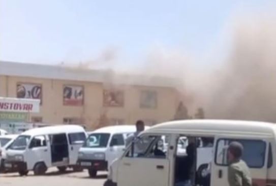 На одном из базаров Карши произошел крупный пожар (видео)