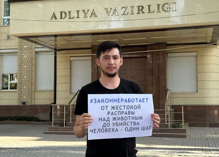 В Ташкенте у здания Минюста устроили акцию против жестокого обращения с животными