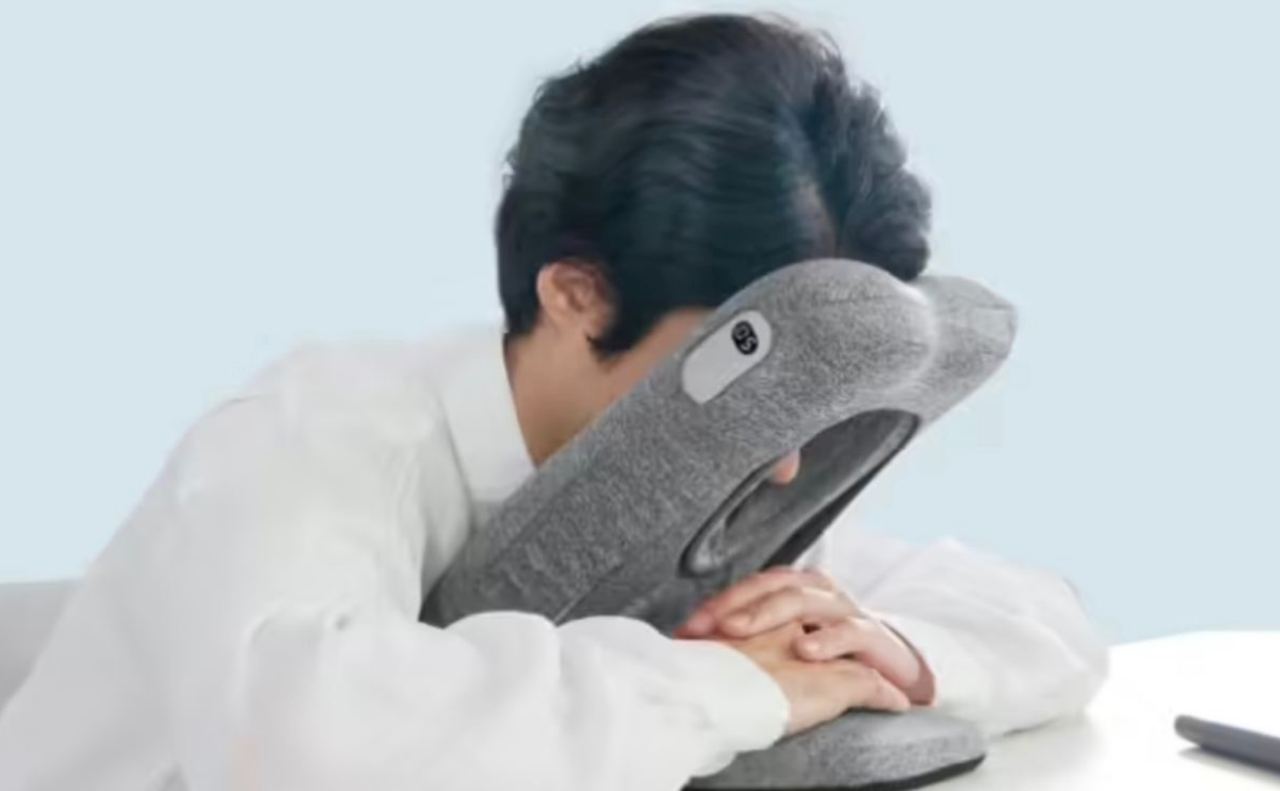 Японцы придумали подушку для удобного сна на рабочем месте