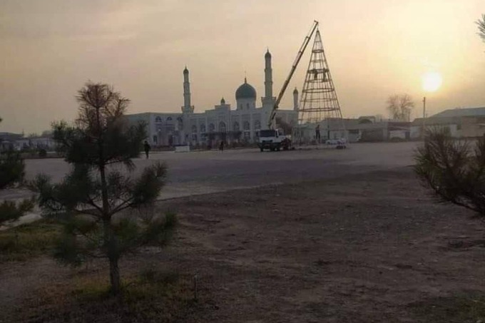 В Гулистане не стали устанавливать елку возле мечети после недовольства жителей