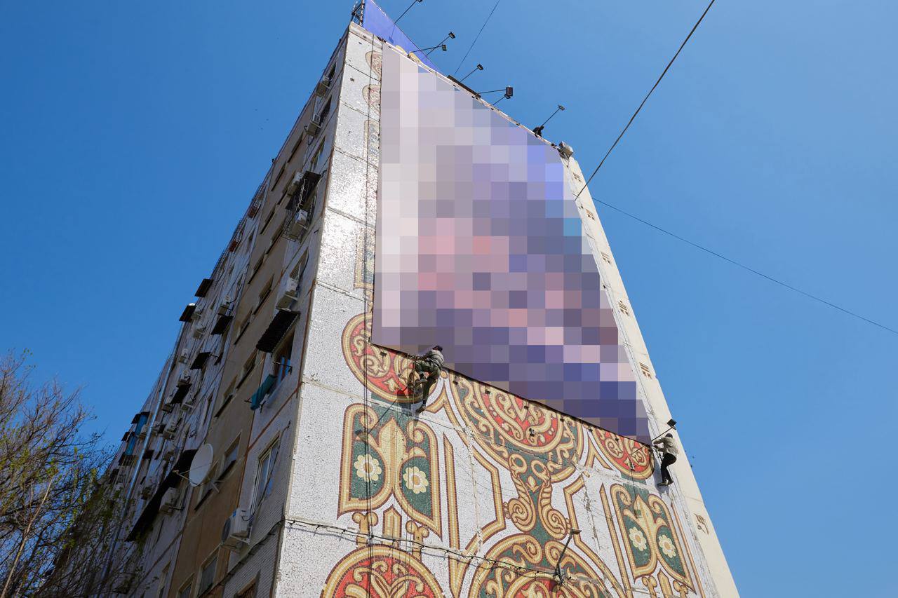 В Ташкенте начали демонтировать рекламные баннеры со зданий с мозаиками