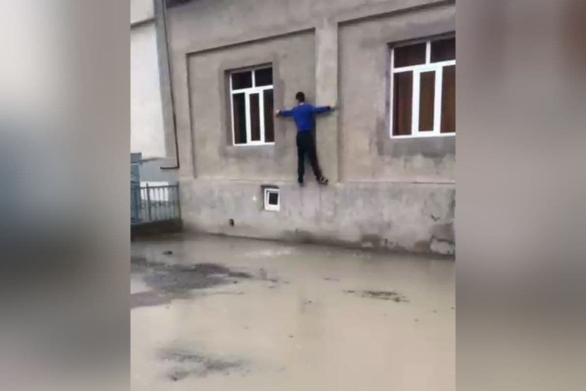 В Янгиюле из-за потопа жители вынуждены «карабкаться по стенам»
