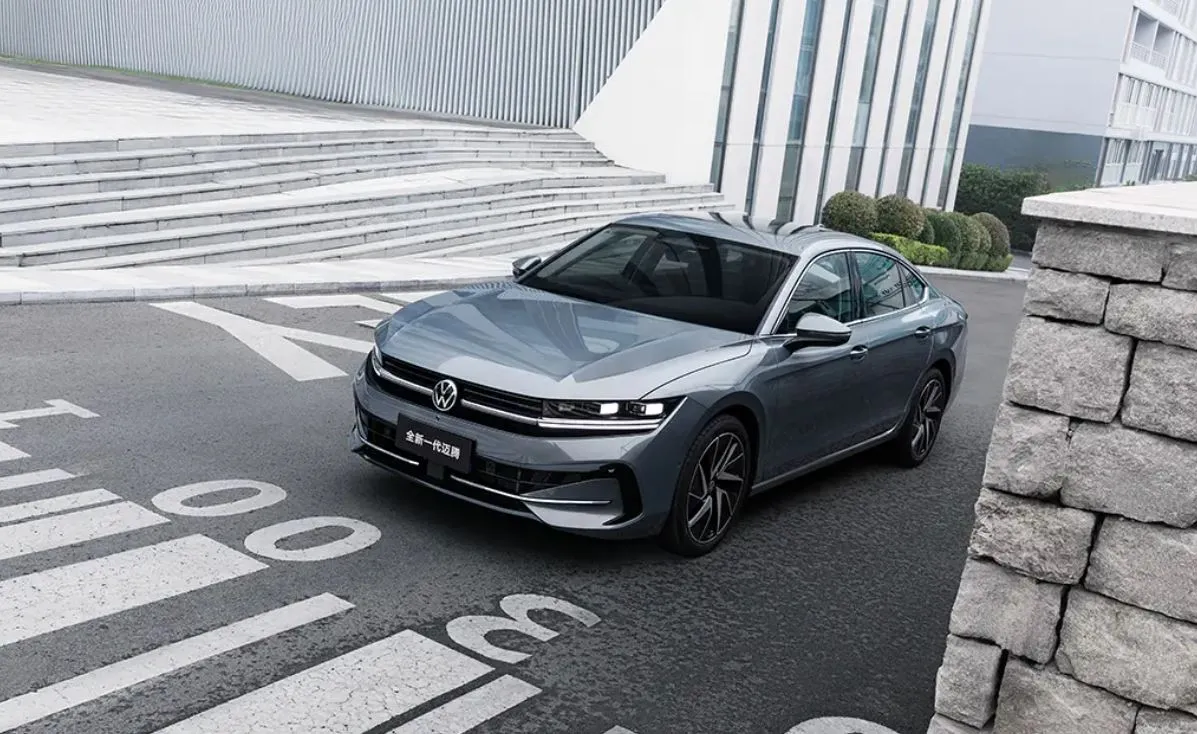 Volkswagen Magotan показали вживую внутри и снаружи