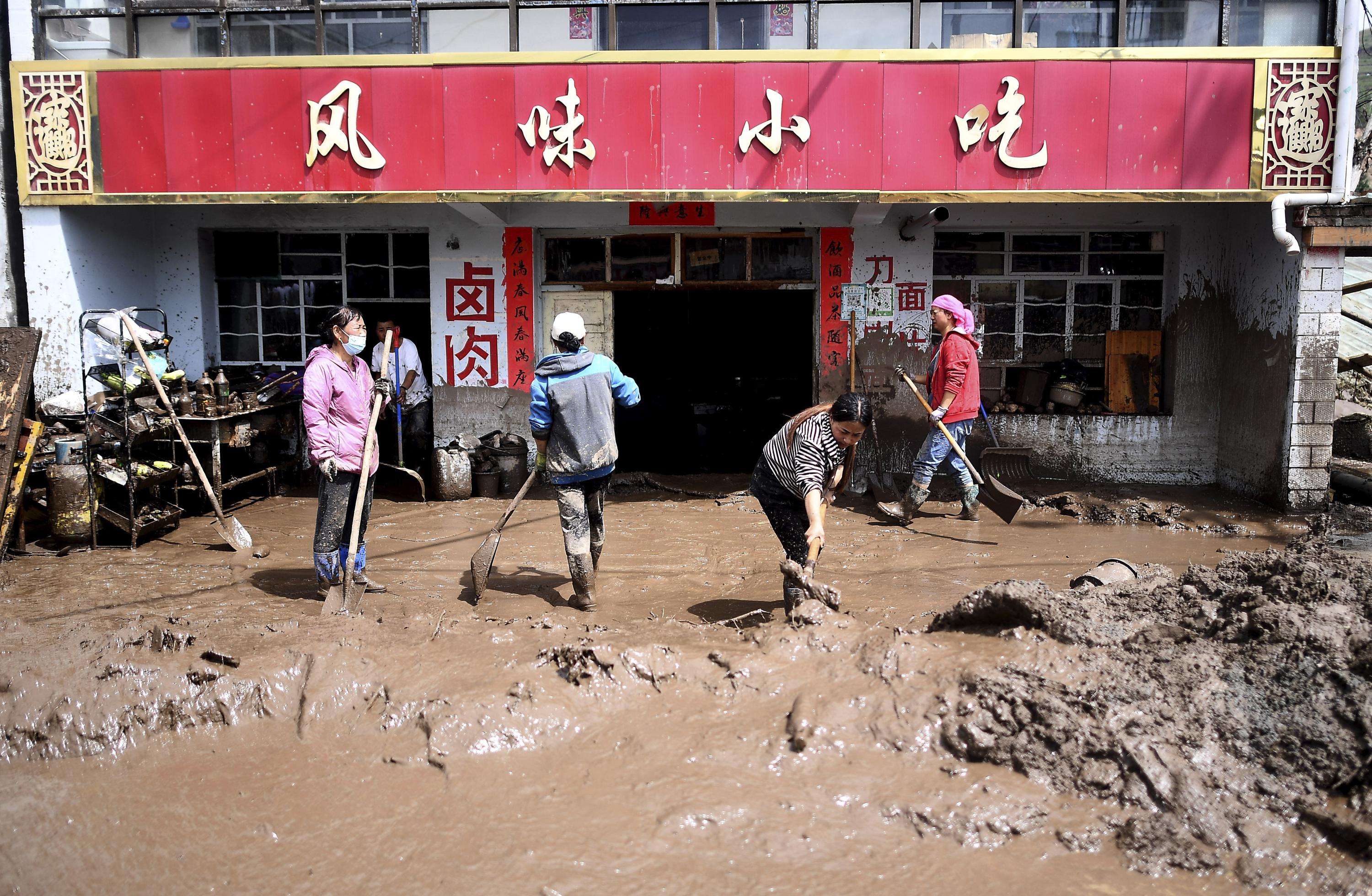 В результате наводнения на западе Китая погибли 16 человек